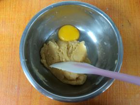 加入1个蛋黄，搅拌均匀。