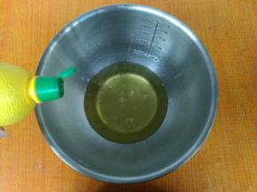 蛋白内加入柠檬汁  ，电动打蛋器打发。此时可以预热烤箱了，上150下160预热10分钟。