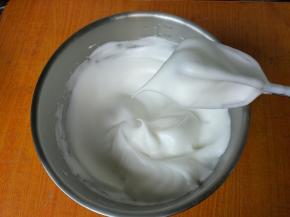 糖分三次加入，蛋白打出鱼眼泡，加入第一次糖。继续打发至蛋白细腻后加入第二次糖。出现纹路加入第三次细砂糖。继续打发至拉起打蛋器出现弯勾，打发完成。