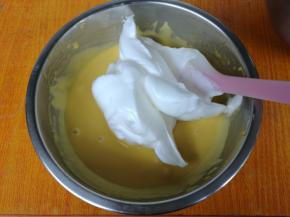 取三分之一蛋白到蛋黄糊内，翻拌均匀。