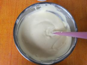 倒回蛋白盆，继续翻拌均匀，图中是翻拌完成的样子。