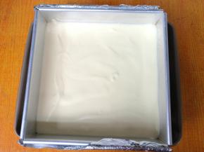 轻震几下震出大气泡，不要太多。准备一个深烤盘，放进1/2的水，把蛋糕糊烤盘放进深烤盘内。