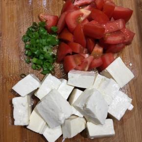 西红柿洗净切丁，香葱切碎，豆腐切小块备用。