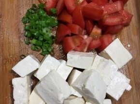 西红柿洗净切丁，香葱切碎，豆腐切小块备用。