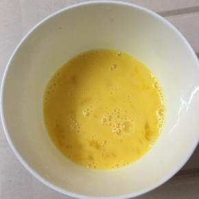 鸡蛋打入碗中，加入少许盐搅拌均匀备用。