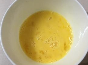 鸡蛋打入碗中，加入少许盐搅拌均匀备用。