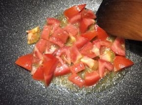 锅中加入少许油，大火烧热，下入西红柿边翻炒边按压。