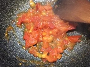 炒至西红柿软烂。