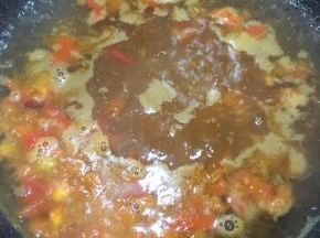 倒入足量的清水，大火烧开。