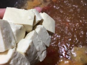 下入豆腐大火煮一分钟。