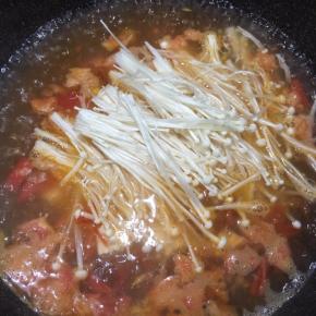 下入事先洗净的金针菇。