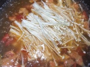 下入事先洗净的金针菇。