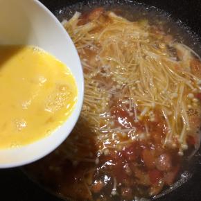 煮开时，转圈细流淋入蛋液。