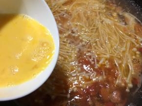 煮开时，转圈细流淋入蛋液。