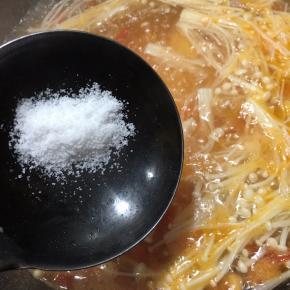 调入盐和鸡精。