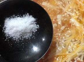 调入盐和鸡精。