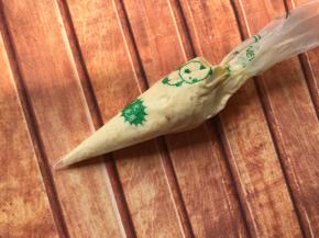 将制作好的豆乳装进裱花袋备用。