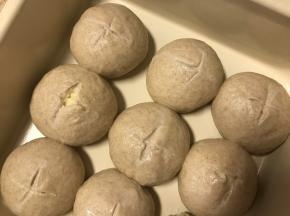 在表面划十字口以便醒发更满。