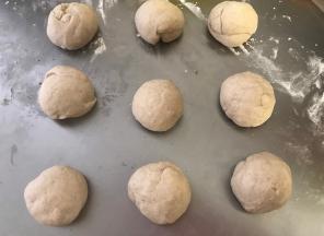 发好的面团排气并均分成9份儿。