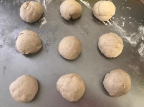 发好的面团排气并均分成9份儿。