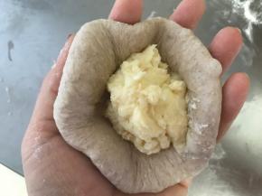 擀成圆皮挤入适量豆乳馅。