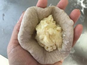 擀成圆皮挤入适量豆乳馅。