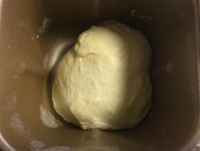 所有材料按照糖盐牛奶鸡蛋油面粉酵母的顺序投入面包机里和面30-40分钟。