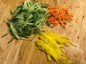 煮面时处理配菜：我用的黄瓜丝和胡萝卜丝，又准备了些小咸菜。