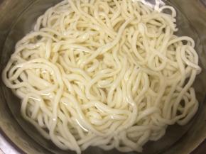 煮好的面条过两遍凉开水。