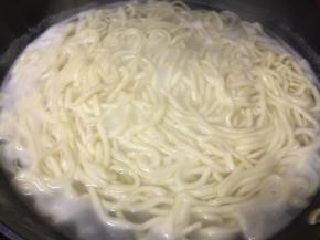 中大火烧开后加入半碗凉水再次烧开，这样重复2-3次直到面熟透无硬芯。