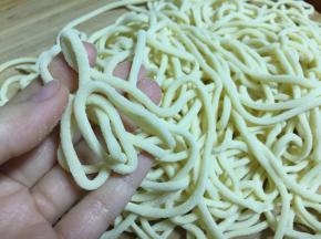 准备好手擀面，可以自制也可以买现成的。