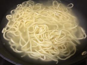 锅内倒入适量的水煮开后放入手擀面。