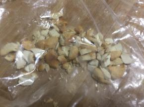 花生碎可以自制：烤熟的花生放在保鲜袋里擀碎。