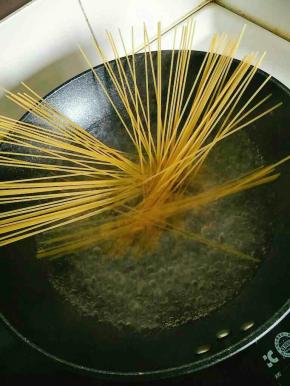 意面水沸后煮10分钟，闷2分钟，捞出来过凉水备用。