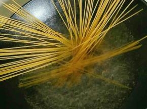 意面水沸后煮10分钟，闷2分钟，捞出来过凉水备用。