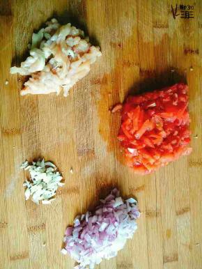 鸡胸肉切丝，番茄，洋葱切丁，蒜切末