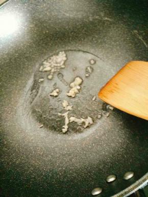 热锅冷油爆香蒜末