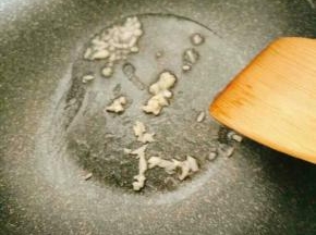 热锅冷油爆香蒜末
