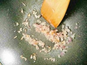 加入洋葱翻炒