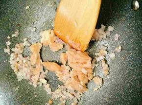 香味扑鼻后加入鸡肉