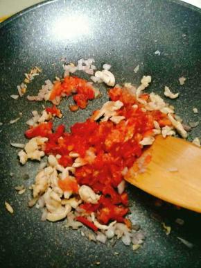 鸡肉变白后放入番茄翻炒出汁，加入番茄酱，盐，黑胡椒调味。