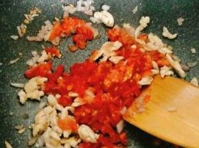 鸡肉变白后放入番茄翻炒出汁，加入番茄酱，盐，黑胡椒调味。