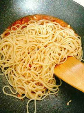 加入煮好的意面，翻炒均匀