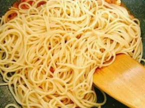 加入煮好的意面，翻炒均匀