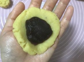 如果放馅料的话就按扁加入适量红豆馅。