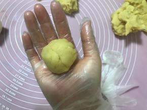 等绿豆泥完全凉透即可整形，取一块搓圆。