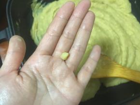 期间看看绿豆泥状态，可以去一小粒，凉透了不粘手比较成型的状态就可以了。
