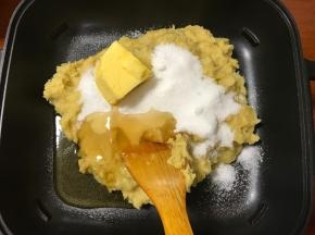 碾好的豆子移到不粘锅内，加入黄油、糖、蜂蜜，注意小火不断翻炒。