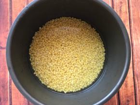 去皮绿豆泡2小时以上，如果是蒸的或是电饭锅煮豆就要泡6小时以上，中途换2次水。（网上有卖，实在买不到就带皮，泡好后去皮，就是有点虐心。。。）