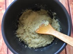 泡好的绿豆煮熟。煮完后把豆子碾成糊糊。